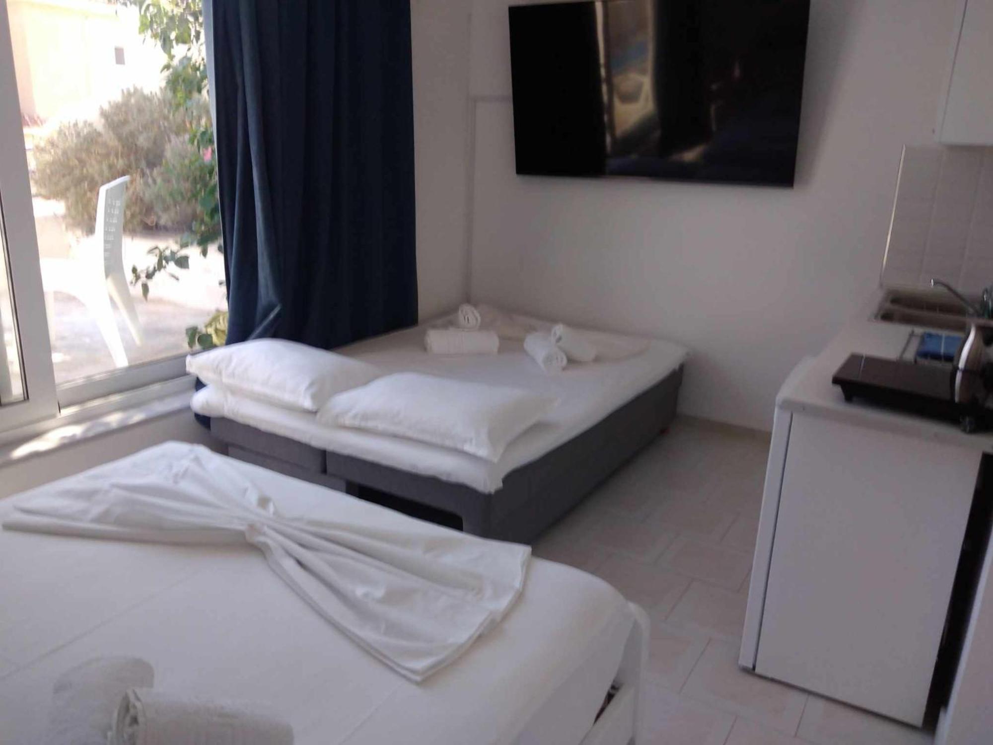 Blue Dolphin Studios And Apartment Вайя Экстерьер фото